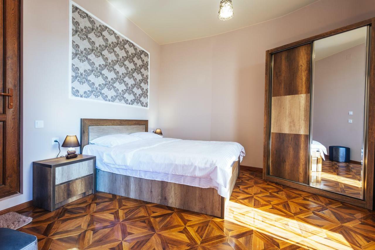 Memory House Hotell Kutaisi Exteriör bild