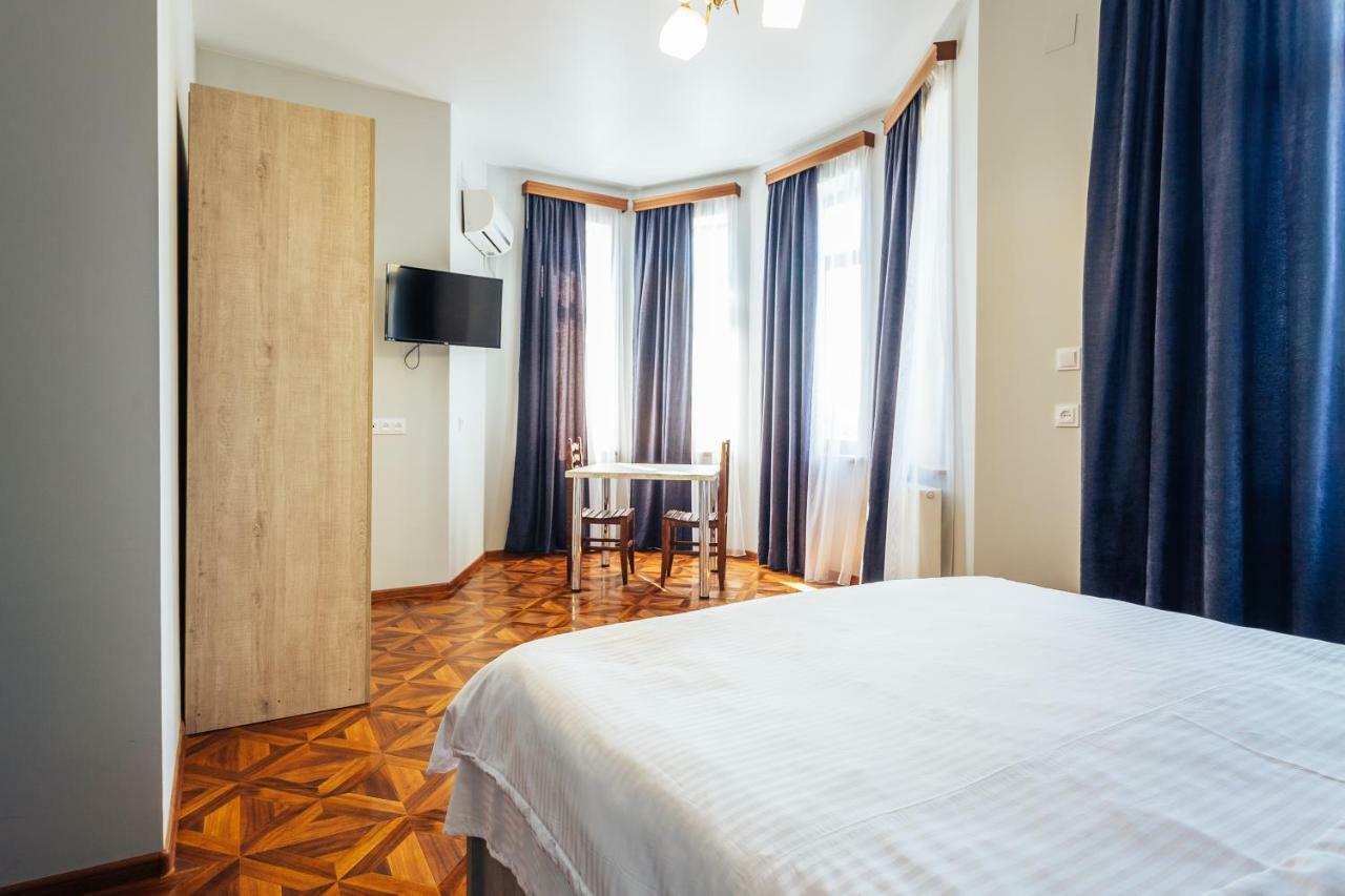 Memory House Hotell Kutaisi Exteriör bild
